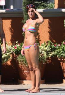Danielle Lloyd dans Bikini [701x1024] [112.18 kb]
