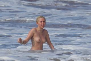 Miley Cyrus in Topless [3600x2400] [1006.23 kb]