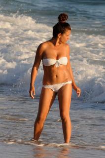 Mónica Cruz in Bikini [1105x1657] [293.44 kb]