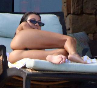 Kourtney Kardashian in Bikini [2662x2400] [435.71 kb]
