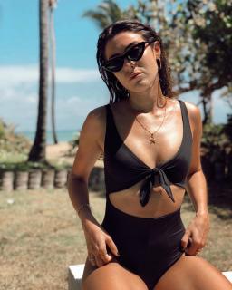 Anna Padilla dans Bikini [1080x1350] [187.98 kb]