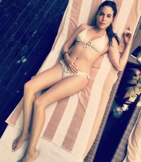Adriana Ugarte en Bikini [1080x1235] [270.92 kb]