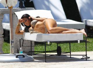 Kim Kardashian in Bikini [2100x1534] [325.88 kb]