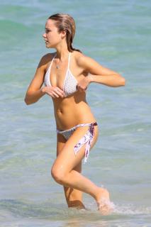 Katrina Bowden dans Bikini [1200x1799] [153.85 kb]