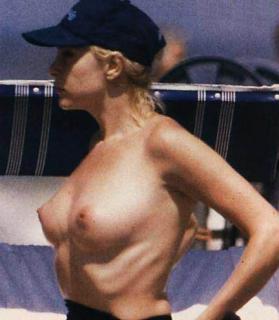 Stefania Orlando in Topless [432x495] [24.4 kb]