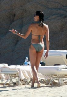 Teri Hatcher in Bikini [1755x2544] [486.59 kb]