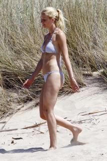 Gwyneth Paltrow en Bikini [613x920] [137.55 kb]