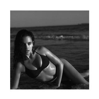 Nina Daniele dans Bikini [640x640] [45.56 kb]