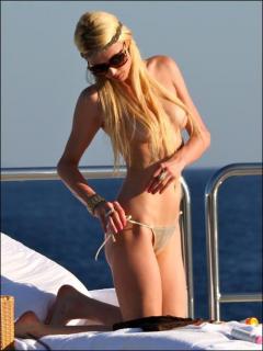 Paris Hilton dans Topless [459x611] [35.09 kb]