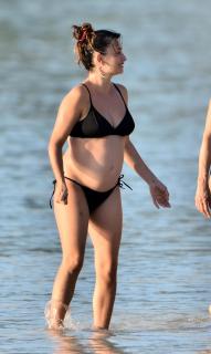 Penélope Cruz in Bikini [1684x2808] [484.4 kb]