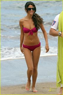Selena Gomez in Bikini [817x1222] [92.07 kb]