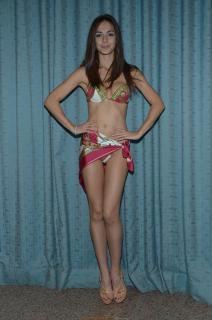 Laura Barriales in Bikini [1331x2000] [571.56 kb]