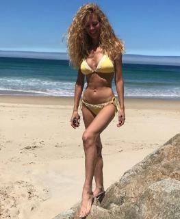 Paula Vázquez dans Bikini [700x850] [123.63 kb]