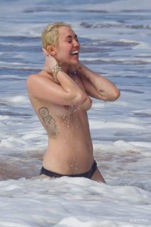Miley Cyrus na Topless [2400x3600] [788.75 kb]