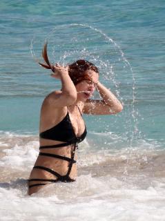 Elena Satine dans Bikini Topless [800x1069] [198.78 kb]