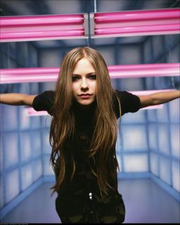 Avril Lavigne [1669x2081] [284.35 kb]