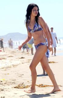 Selena Gomez dans Bikini [1224x1892] [212.93 kb]