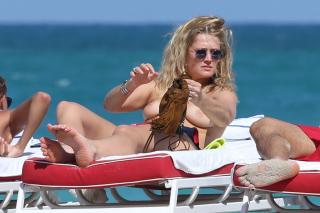 Toni Garrn na Topless [2021x1347] [334.43 kb]