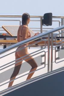 Bella Hadid dans Bikini [1600x2400] [472.62 kb]