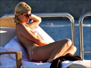 Paris Hilton in Topless [682x511] [52.59 kb]