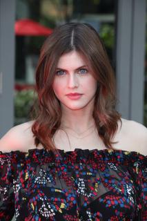 Alexandra Daddario [2133x3200] [1275.22 kb]