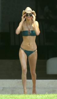 Kendall Jenner dans Bikini [694x1200] [123.71 kb]