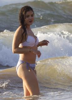 Lucy Hale dans Bikini [1600x2221] [616.61 kb]