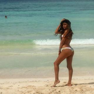 Lucía Rivera Romero in Bikini [700x700] [85.89 kb]