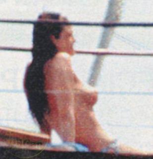 Manuela Arcuri in Topless [581x600] [32.46 kb]