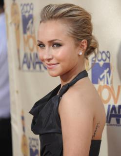 Hayden Panettiere [2334x3000] [359.65 kb]