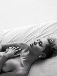 Miley Cyrus en W Magazine Desnuda [1518x2000] [184.17 kb]