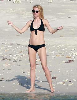 Gwyneth Paltrow dans Bikini [2325x3000] [523.59 kb]