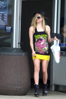 Avril Lavigne [933x1400] [146.99 kb]