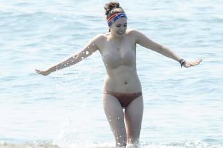 Elizabeth Olsen in Bikini [1650x1100] [118.27 kb]