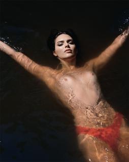 Kendall Jenner in Love Magazine Nuda [1008x1266] [154.22 kb]