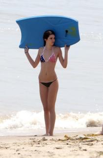 Kendall Jenner dans Bikini [788x1200] [70.98 kb]