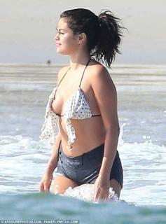Selena Gomez dans Bikini [634x853] [95.51 kb]