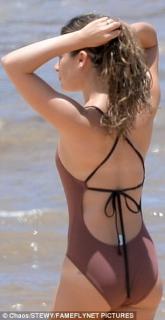 Lea Michele dans Bikini [306x592] [36.63 kb]