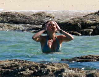 Teri Hatcher in Bikini [2340x1833] [441.94 kb]