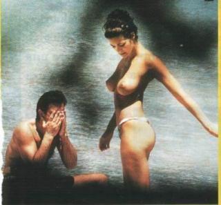 Manuela Arcuri in Topless [392x364] [25.83 kb]
