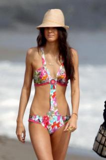 Kendall Jenner dans Bikini [800x1200] [67.92 kb]
