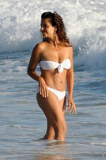 Mónica Cruz in Bikini [1181x1772] [308.43 kb]