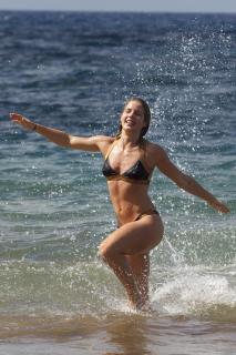 Emily Bett Rickards na Bikini [2400x3600] [1570.93 kb]