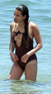 Lea Michele dans Bikini [306x565] [43.34 kb]