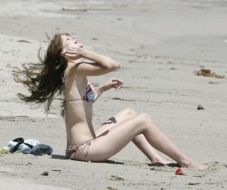 Mischa Barton dans Bikini [2550x2136] [601.91 kb]