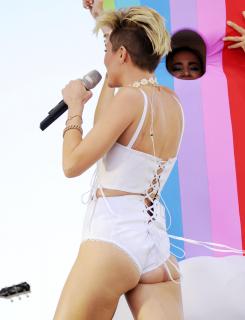 Miley Cyrus [2302x3000] [418.85 kb]
