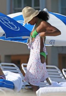 Kelly Rowland dans Bikini [1200x1732] [277.02 kb]