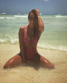 Amanda Parraga in Bikini [1080x1350] [194.28 kb]