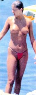 Xuxa Meneghel in Topless [337x868] [64.22 kb]