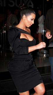 Kim Kardashian [900x1600] [120.23 kb]
